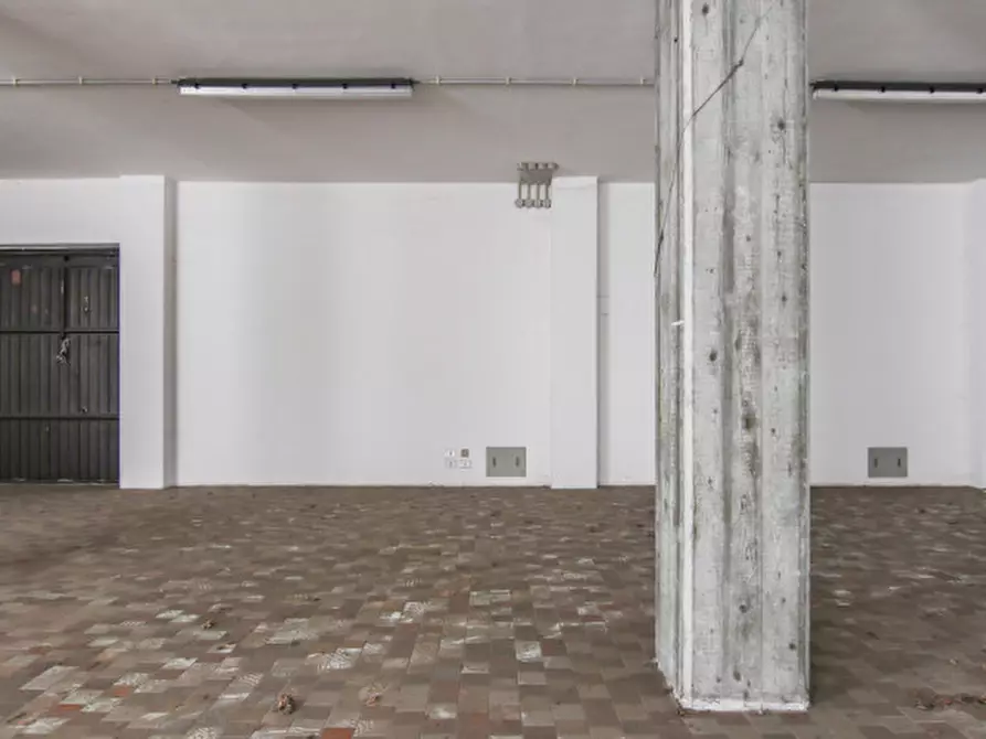 Immagine 1 di Magazzino in vendita  in Via Piazzale Vittorio Veneto a Bussolengo