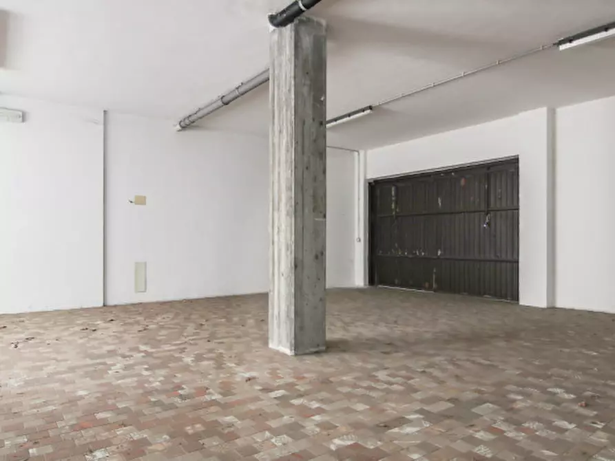 Immagine 2 di Magazzino in vendita  in Via Piazzale Vittorio Veneto a Bussolengo