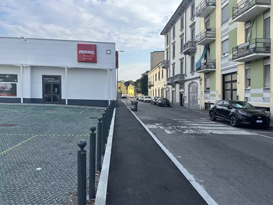 Immagine 1 di Negozio in affitto  in Via Savonarola a Monza