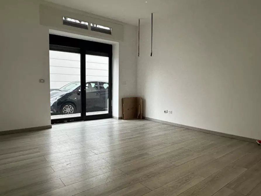Immagine 8 di Negozio in affitto  in Via Savonarola a Monza