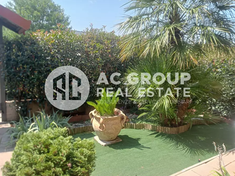 Immagine 10 di Villetta a schiera in vendita  in Via Adamello a Caronno Pertusella