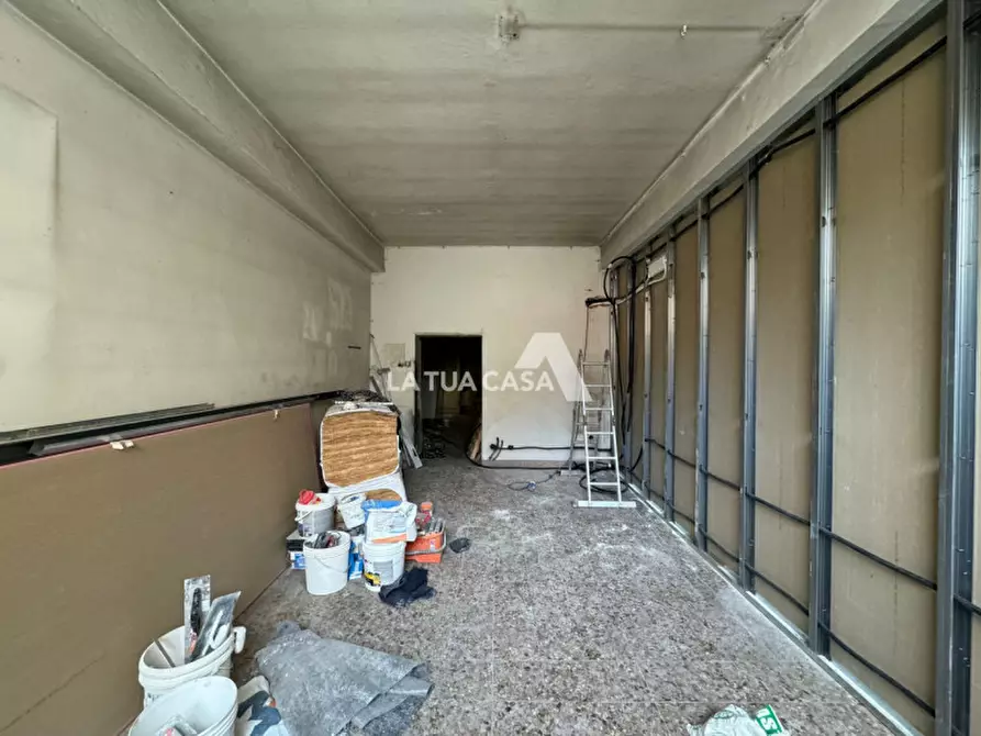 Immagine 1 di Negozio in affitto  a Verona