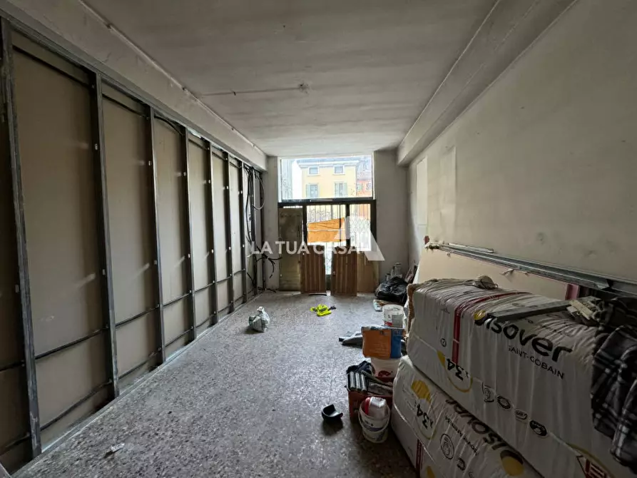 Immagine 2 di Negozio in affitto  a Verona