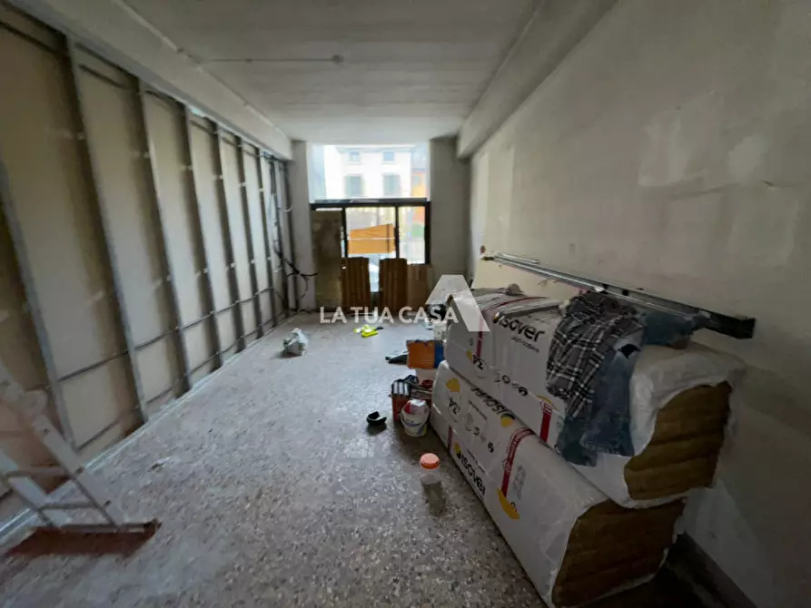 Immagine 3 di Negozio in affitto  a Verona