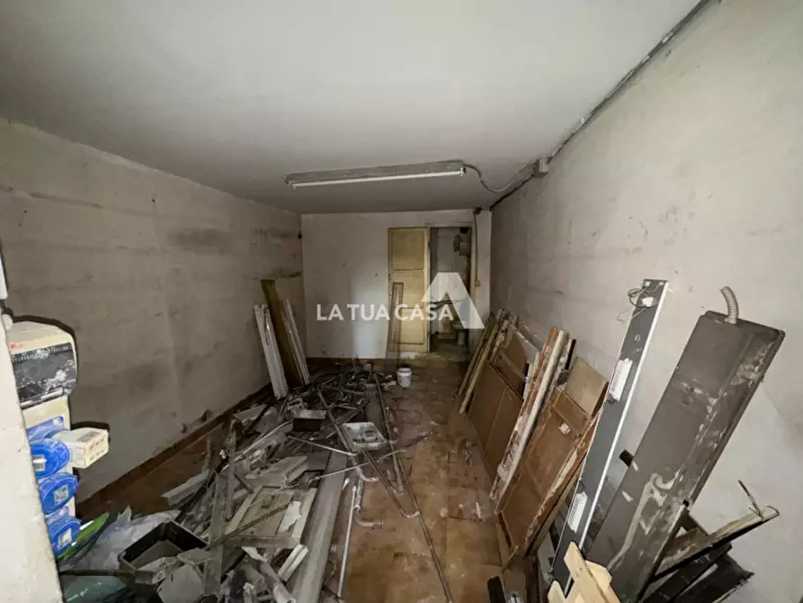 Immagine 5 di Negozio in affitto  a Verona