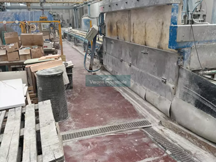 Immagine 3 di Capannone industriale in affitto  a Caprino Veronese