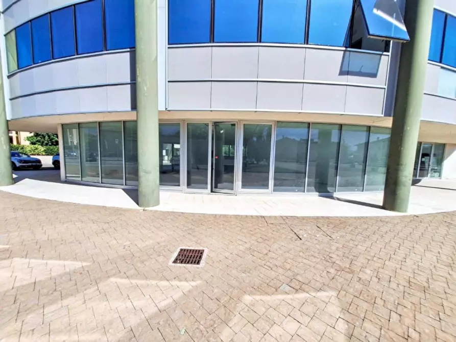 Immagine 2 di Negozio in vendita  in Via Aldo Moro, 56035 Perignano PI, Italia a Casciana Terme Lari