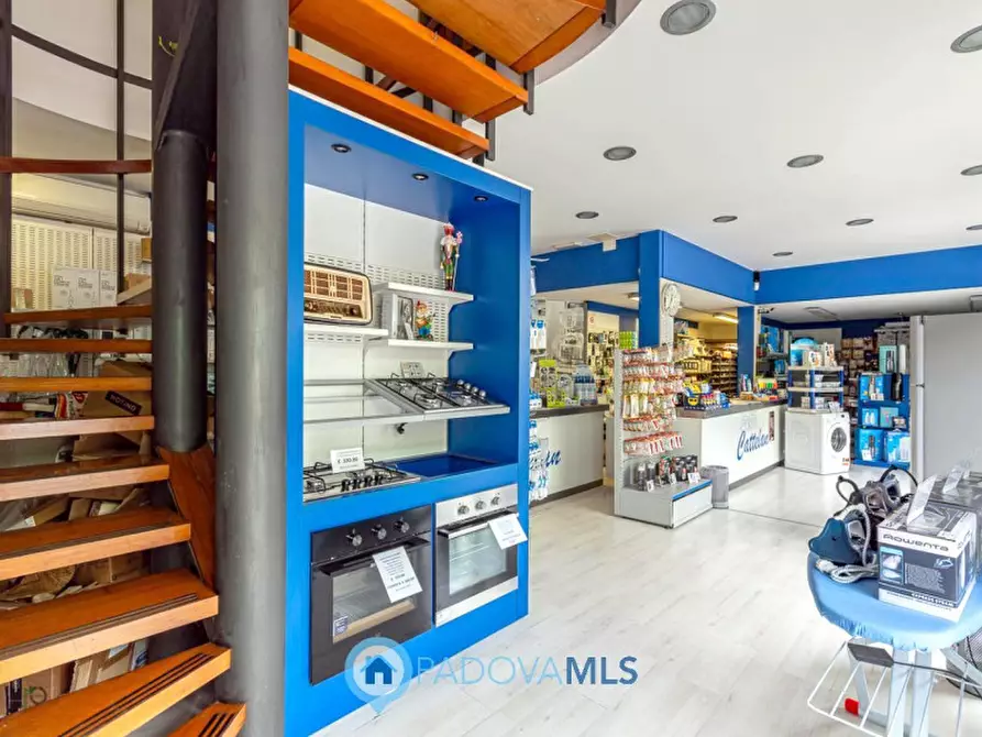 Immagine 2 di Negozio in vendita  in Via Sant'Osvaldo a Padova