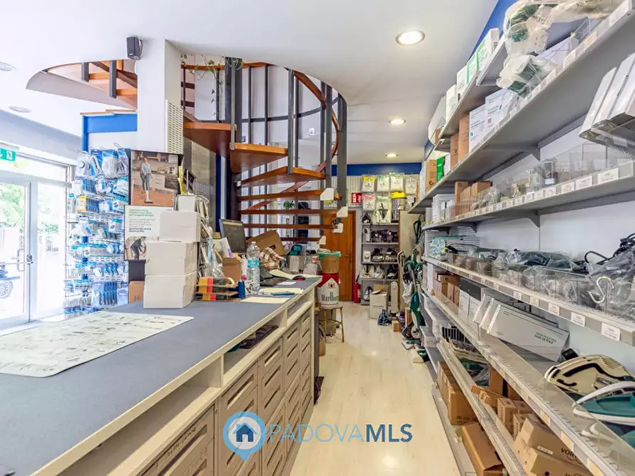 Immagine 3 di Negozio in vendita  in Via Sant'Osvaldo a Padova