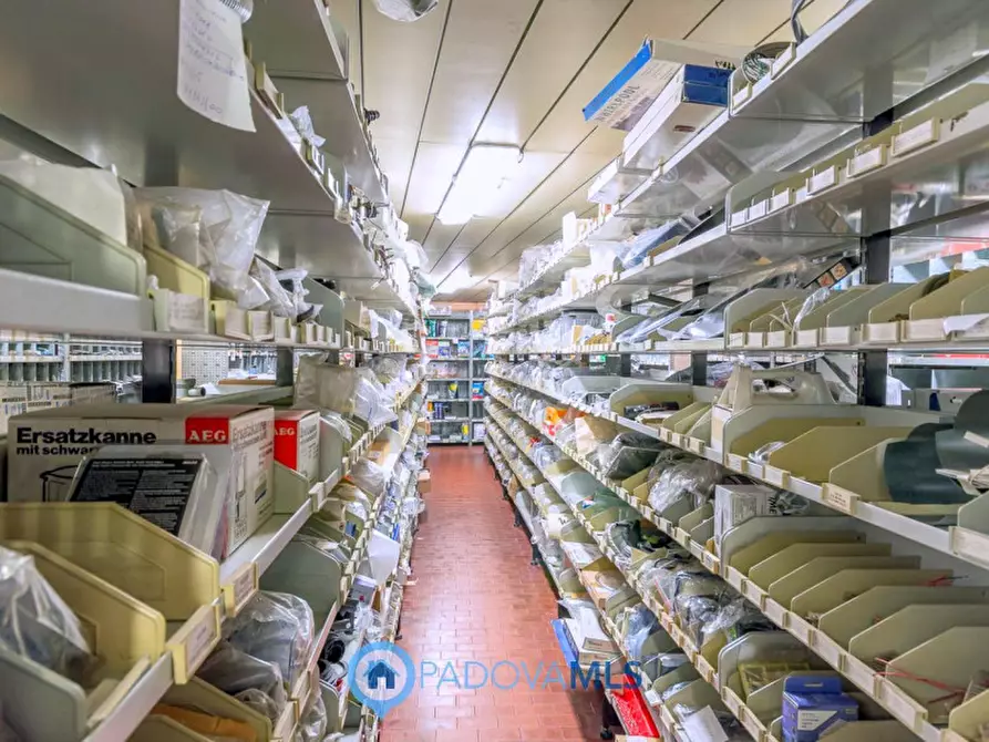 Immagine 7 di Negozio in vendita  in Via Sant'Osvaldo a Padova