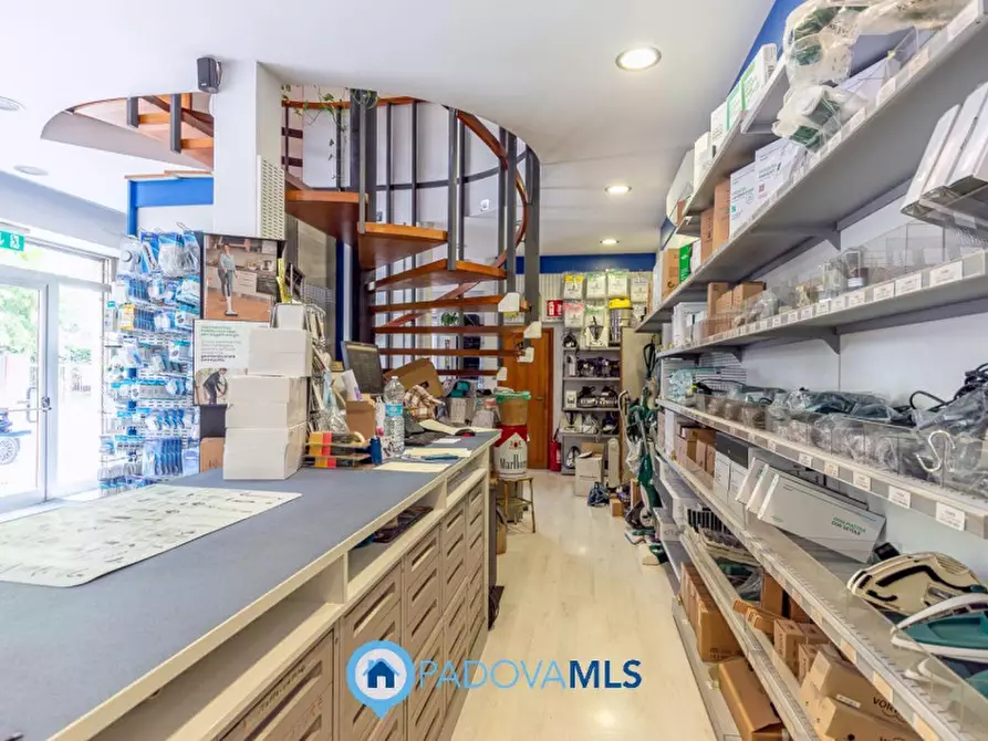 Immagine 11 di Negozio in vendita  in Via Sant'Osvaldo a Padova