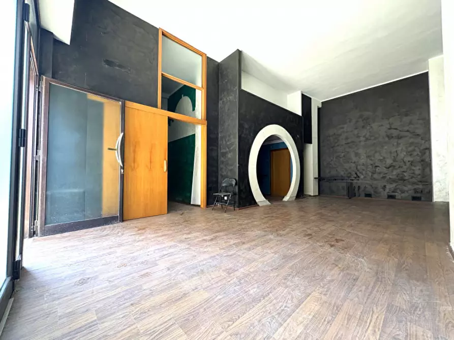 Immagine 3 di Negozio in vendita  in Via Serafino Elmo 15 a Lecce