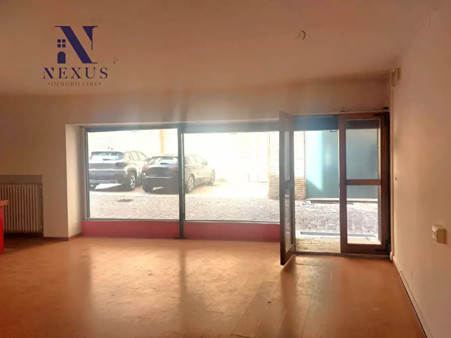 Immagine 10 di Negozio in affitto  in Via Montevecchio 80 a Fano