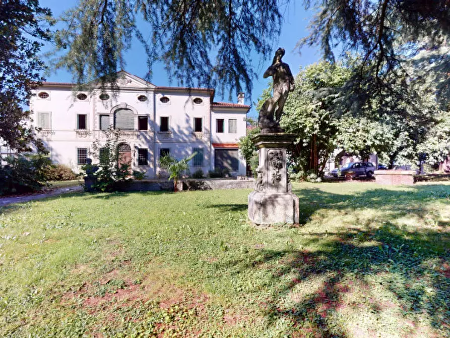 Immagine 1 di Villa in vendita  in Viale Ambrogio Fusinieri a Vicenza