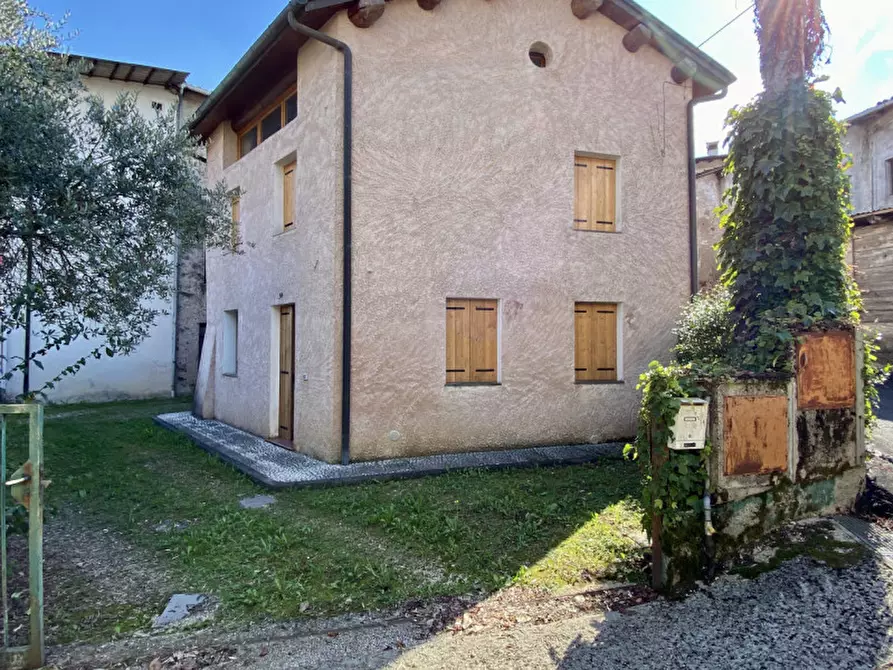 Immagine 2 di Casa bifamiliare in vendita  in Contrada Cavion, 2 a Torrebelvicino