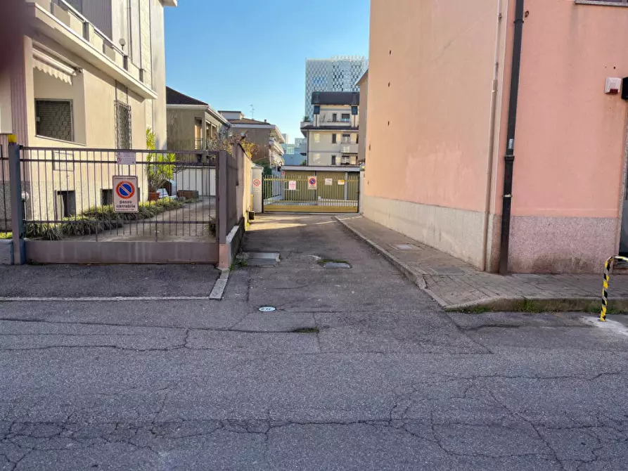 Immagine 1 di Garage in vendita  in via Madonnina a Bresso