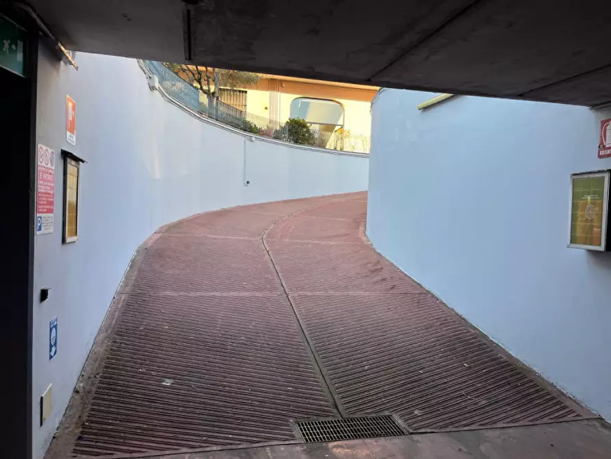 Immagine 2 di Garage in vendita  in via Madonnina a Bresso