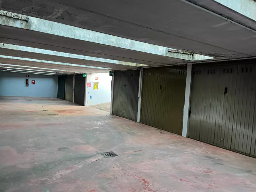 Immagine 3 di Garage in vendita  in via Madonnina a Bresso