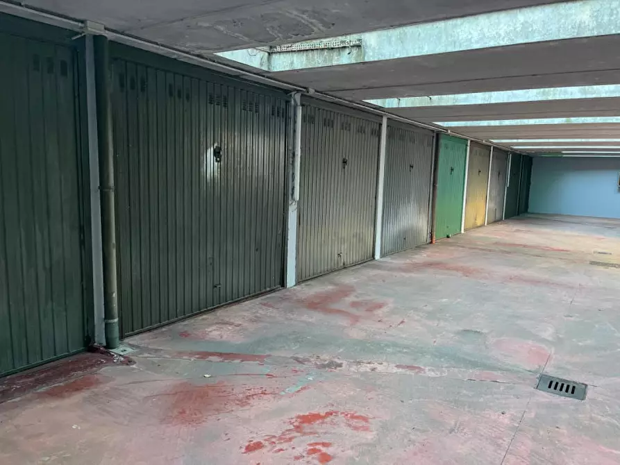 Immagine 4 di Garage in vendita  in via Madonnina a Bresso