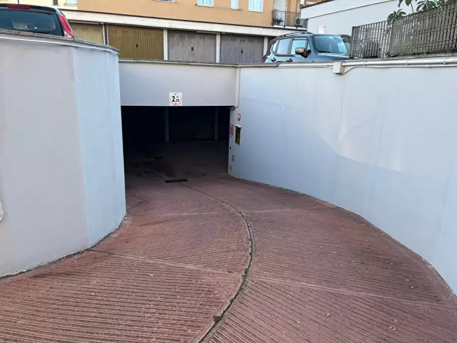Immagine 5 di Garage in vendita  in via Madonnina a Bresso