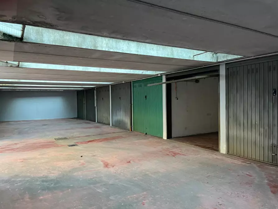 Immagine 6 di Garage in vendita  in via Madonnina a Bresso