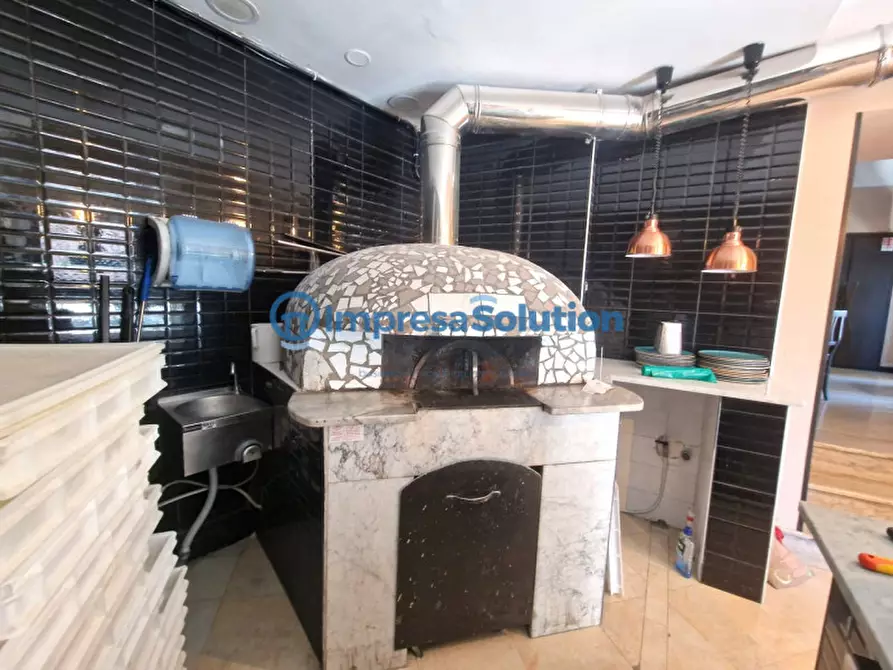 Immagine 1 di Negozio in vendita  in Corso Vittorio Emanuele II a Napoli