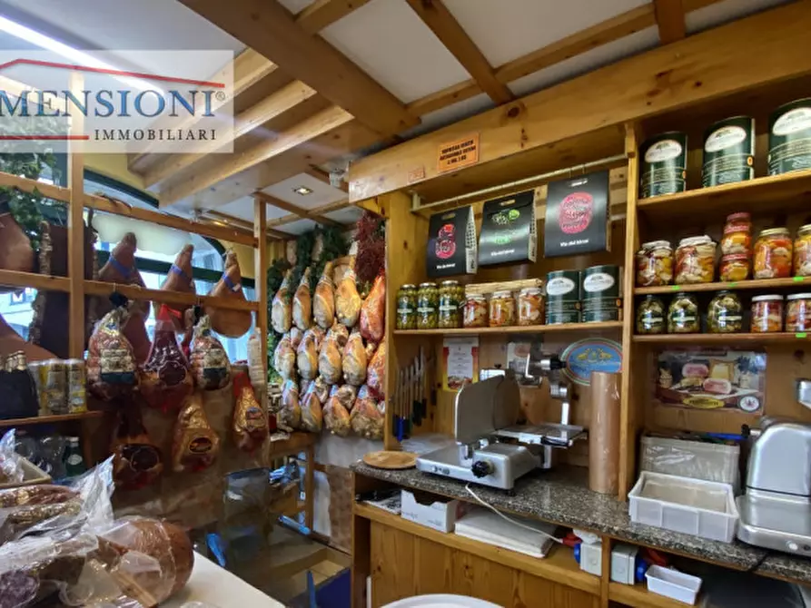 Immagine 3 di Attività commerciale in vendita  in Viale delle Terme a Abano Terme