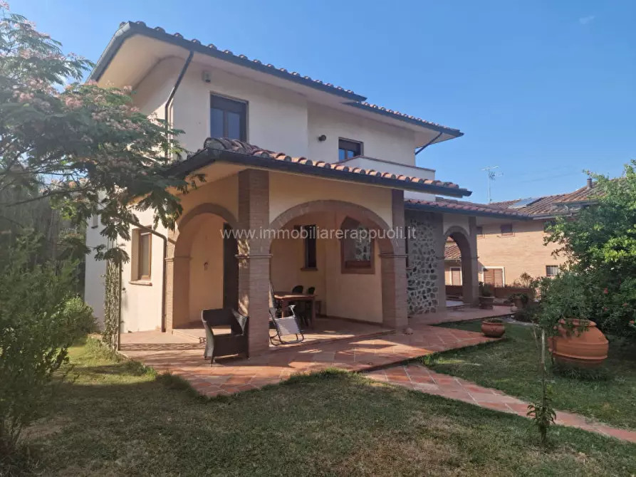 Immagine 1 di Villa in vendita  a Sinalunga