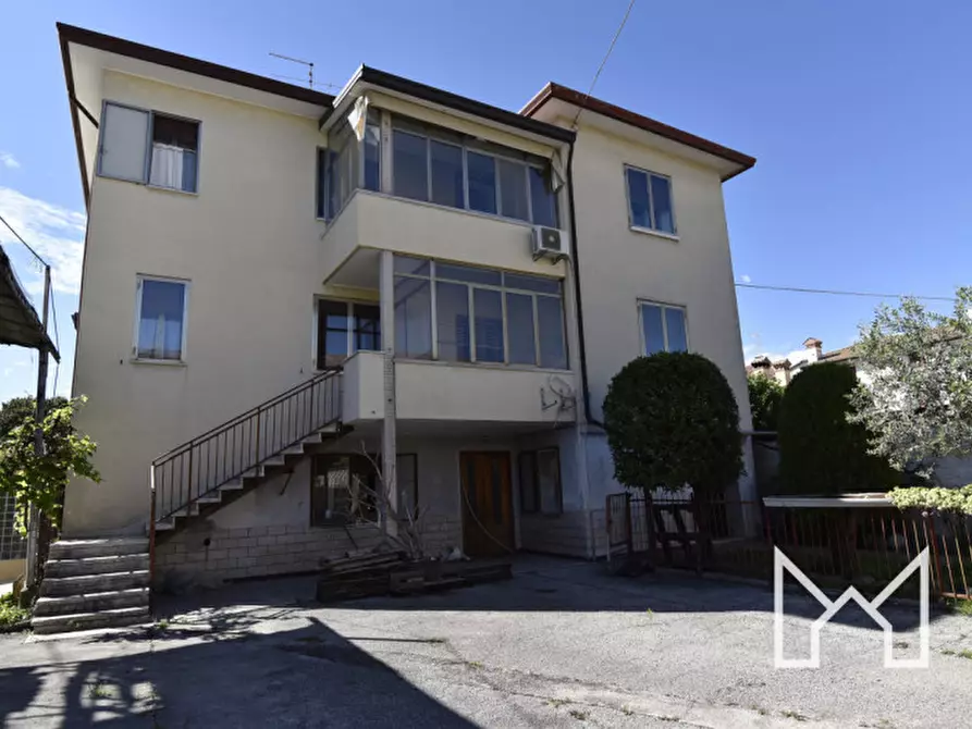 Immagine 1 di Palazzo in vendita  a Bassano Del Grappa