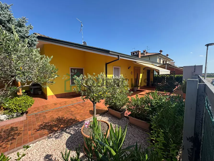 Immagine 1 di Villa in vendita  in Viale della Libertà a Caldiero