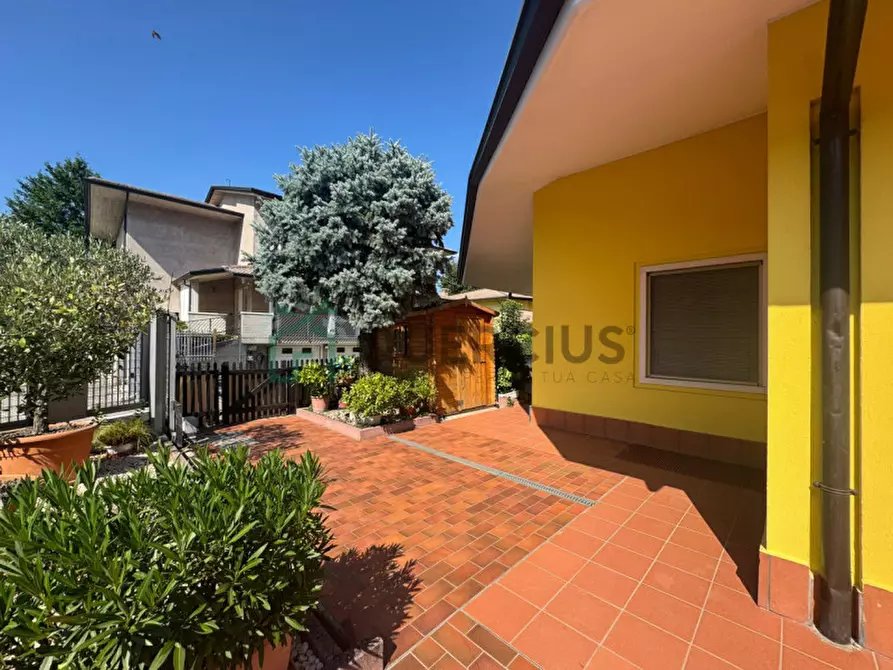 Immagine 2 di Villa in vendita  in Viale della Libertà a Caldiero