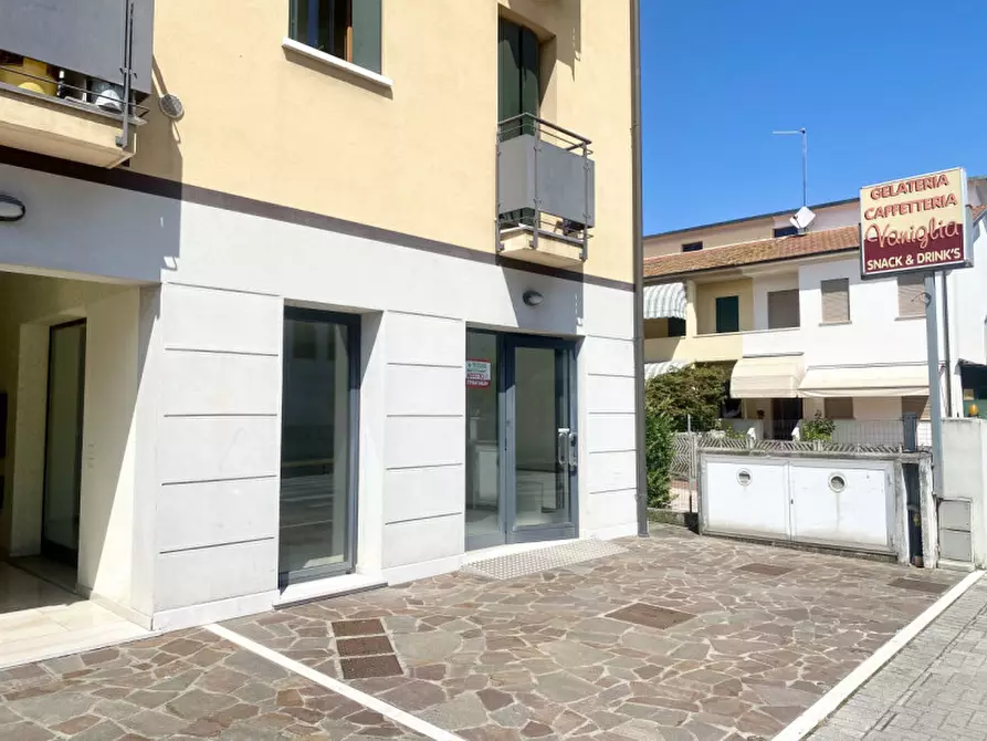 Immagine 12 di Negozio in affitto  in via Papa Sarto 13 a Vedelago