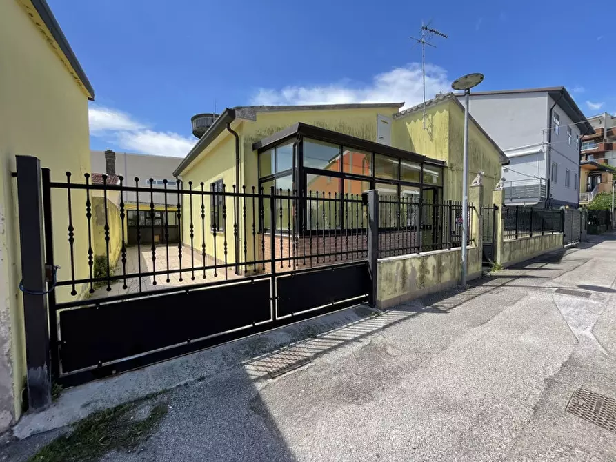 Immagine 1 di Casa indipendente in vendita  in Via Francesco Corner a Chioggia