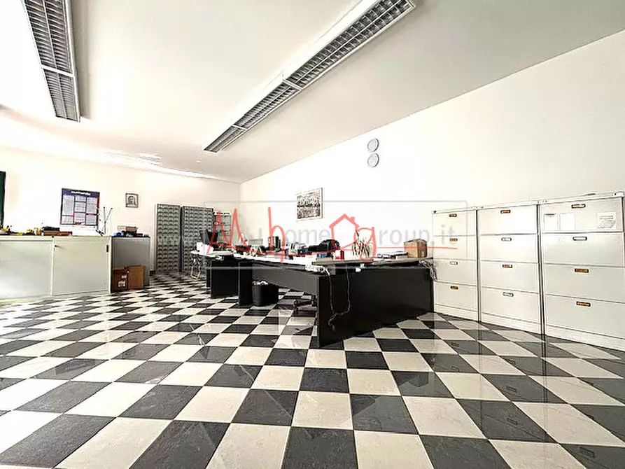 Immagine 2 di Negozio in vendita  a Veggiano