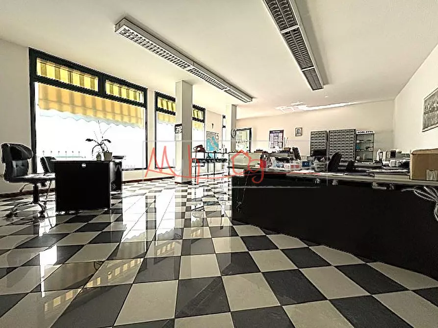 Immagine 2 di Negozio in vendita  a Veggiano