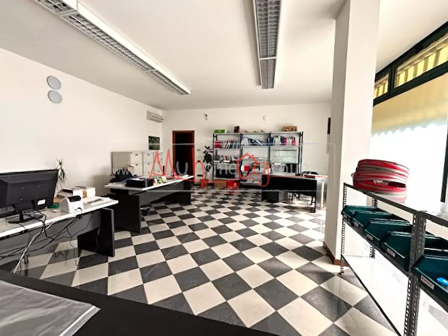 Immagine 3 di Negozio in vendita  a Veggiano