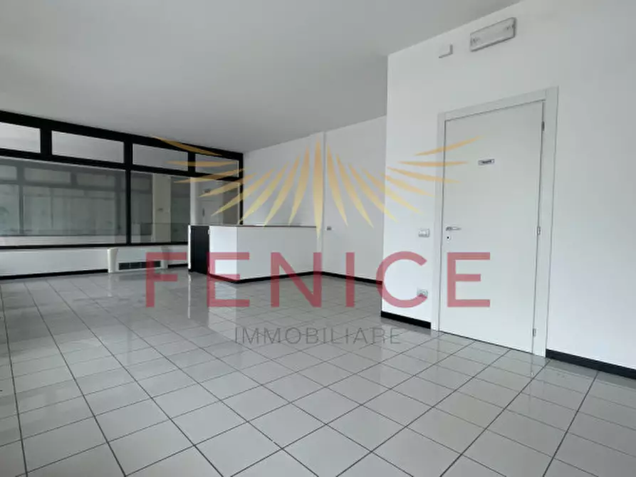 Immagine 2 di Negozio in vendita  in Piazza vittorio poloni a Montebelluna