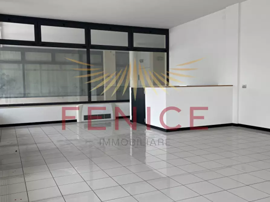 Immagine 3 di Negozio in vendita  in Piazza vittorio poloni a Montebelluna