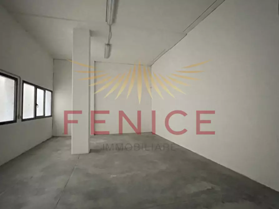 Immagine 13 di Negozio in vendita  in Piazza vittorio poloni a Montebelluna