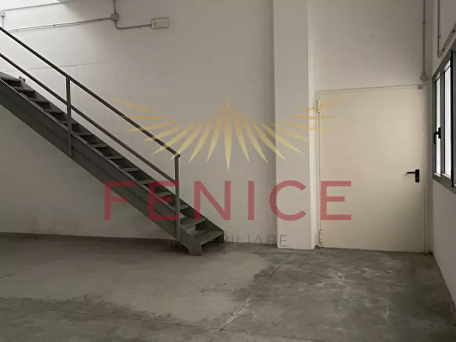 Immagine 16 di Negozio in vendita  in Piazza vittorio poloni a Montebelluna