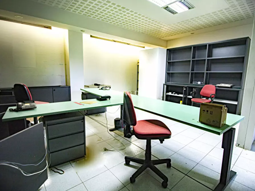 Immagine 8 di Ufficio in vendita  a Prato