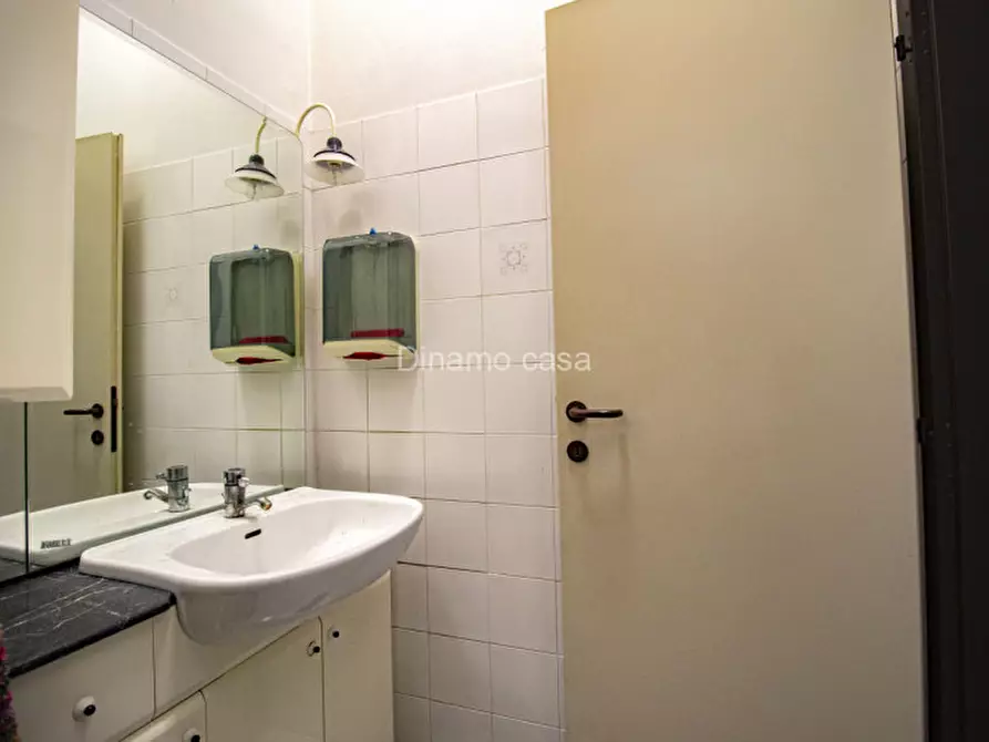 Immagine 15 di Ufficio in vendita  a Prato