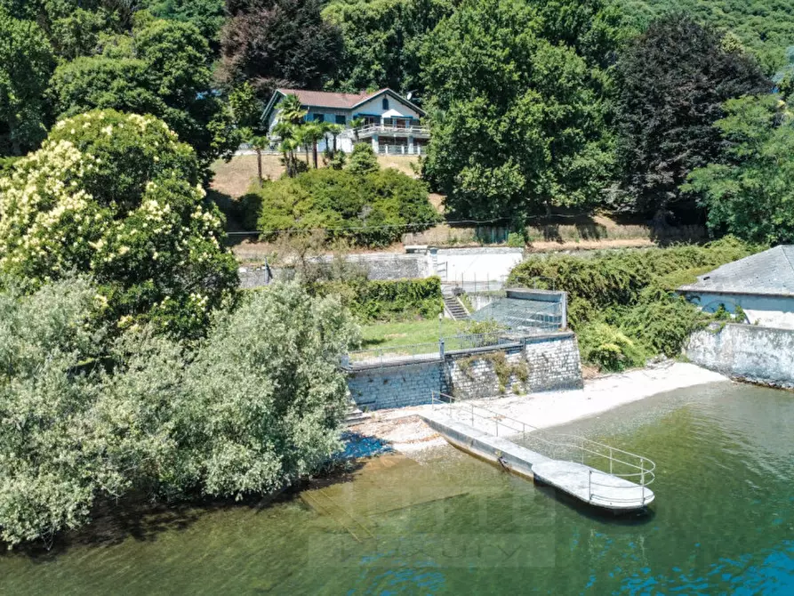 Immagine 1 di Villa in vendita  in Ss33 del sempione 77 a Belgirate