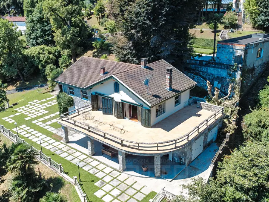 Immagine 2 di Villa in vendita  in Ss33 del sempione 77 a Belgirate