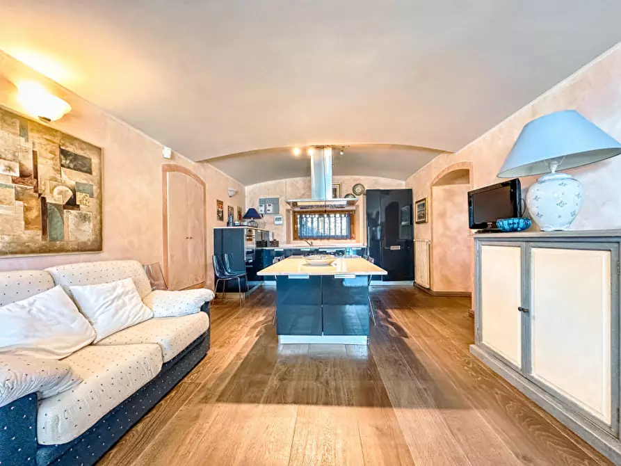 Immagine 3 di Villa in vendita  in Ss33 del sempione 77 a Belgirate