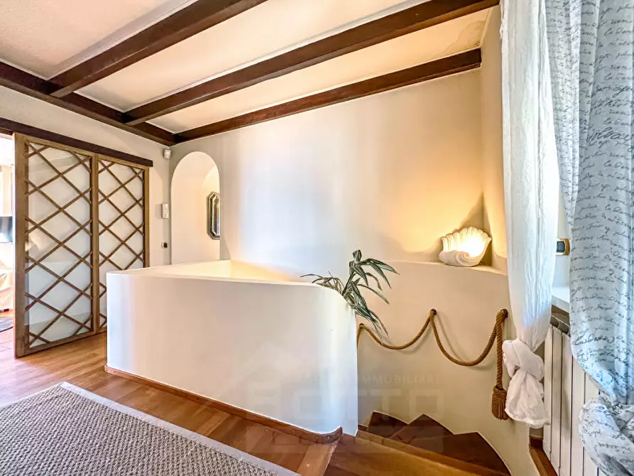 Immagine 22 di Villa in vendita  in Ss33 del sempione 77 a Belgirate