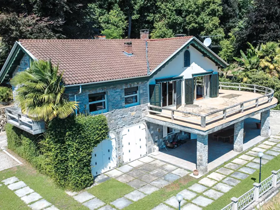 Immagine 36 di Villa in vendita  in Ss33 del sempione 77 a Belgirate