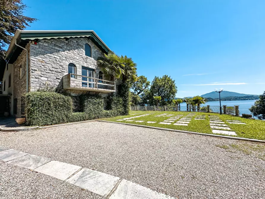 Immagine 41 di Villa in vendita  in Ss33 del sempione 77 a Belgirate