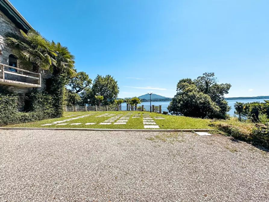 Immagine 43 di Villa in vendita  in Ss33 del sempione 77 a Belgirate