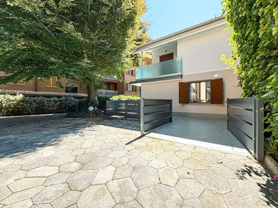 Immagine 1 di Casa indipendente in vendita  in Via Duchessa di Genova n.61/b a Stresa